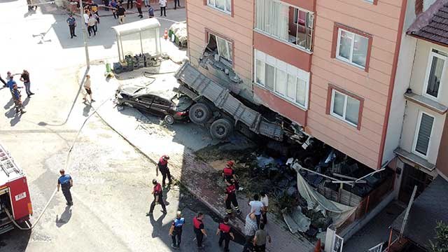Freni arızalanan kamyon 3 araç ile apartmana çarptı