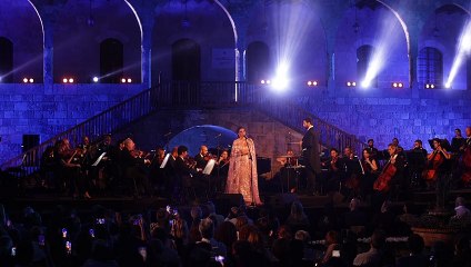 مهرجانات بيت الدين في عامها الأربعين تنطلق بـ"التصفيق والدموع"