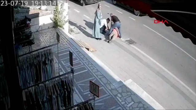 Minibüsün yayaya çarpma anı kamerada