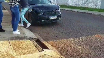 Hilux e Argo se envolvem em colisão no Bairro Canadá, em Cascavel