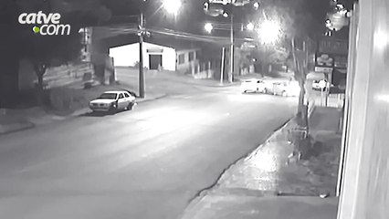 Câmera flagra batida entre carros em Cascavel; assista