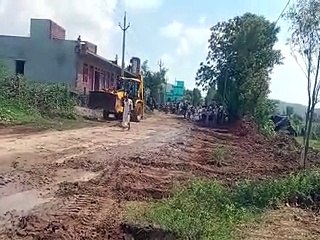 सड़क मार्ग से हटाया अतिक्रमण, कराई पानी की निकासी-video