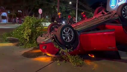 Vuelca camioneta sobre avenida Terranova, circulaba a exceso de velocidad