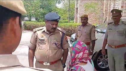 Kanpur Dehat:एसपी व वृद्ध का वीडियो सोशल मीडिया पर हुआ वायरल,वृद्ध महिला बोली "चाय पियाई चले लल्ला