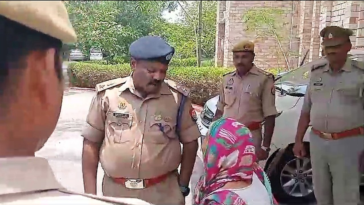 Kanpur Dehat:एसपी व वृद्ध का वीडियो सोशल मीडिया पर हुआ वायरल,वृद्ध महिला बोली "चाय पियाई चले लल्ला