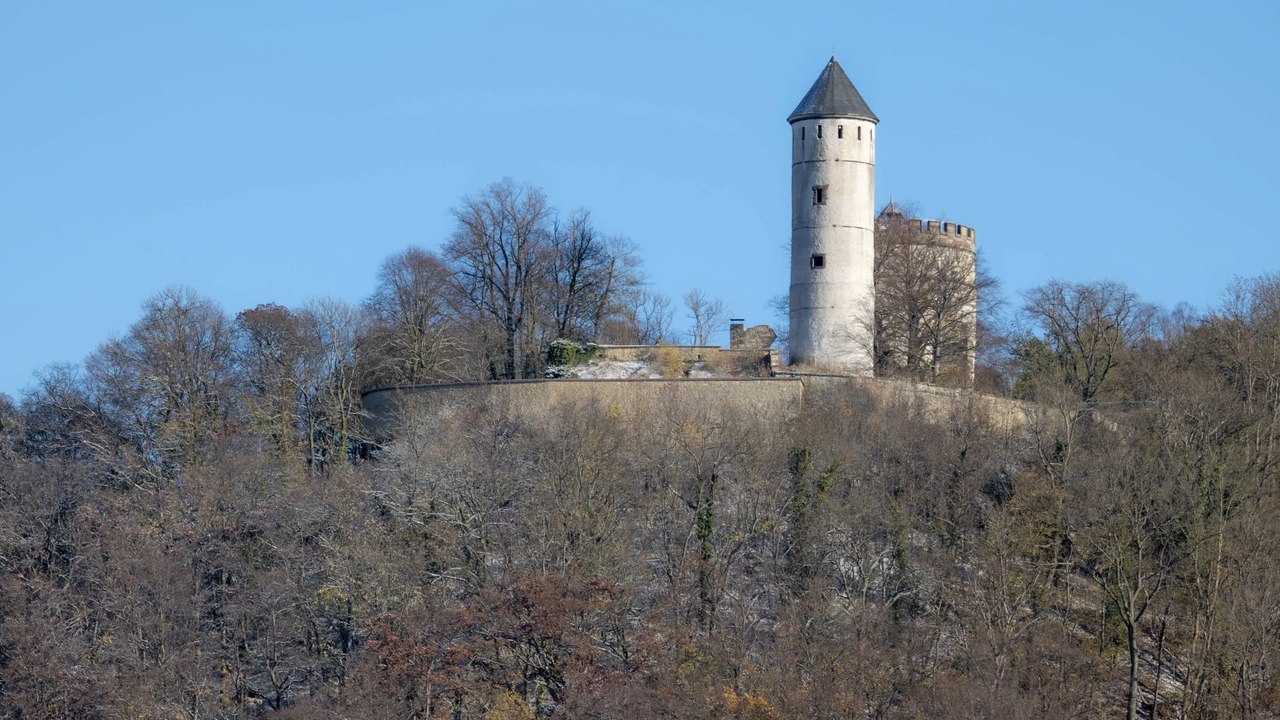 Kopfüber von der Burgmauer gestürzt: 51-Jährige landet im Wald