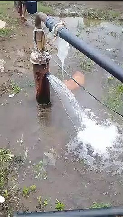 वीडियो देखे कैसे बोरवेल स्वत: उगल रहा पानी