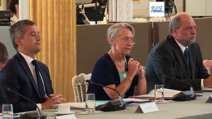 Emmanuel Macron quer resposta política para os motins