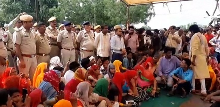 बेकाबू कार की टक्कर से पांच जनों की मौत के बाद आक्रोश, 18 घंटे बाद रोड से शव को उठाया