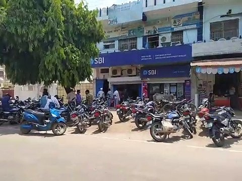 बड़े प्रतिष्ठानों व बैंकों पर वाहन पार्किंग पर ताला, सड़क खड़े किए जा रहे वाहन