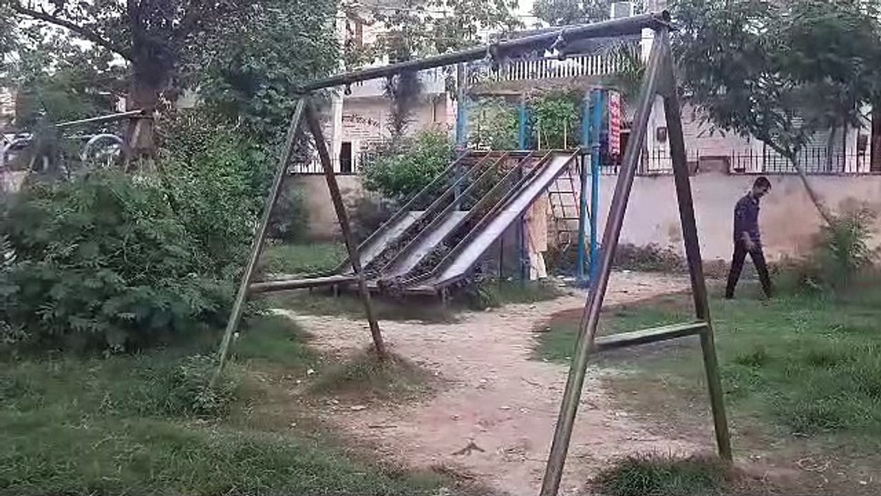 Kishangarh - टूटे-फूटे झूले और फिसल पट्टियां, स...