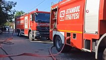 Tuzla'da gecekondu yangını: Yaşlı kadını komşuları kurtardı