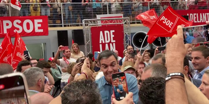 Entrada de Pedro Sánchez en el acto de cierre de campaña del PSOE