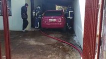 Celta pega fogo na garagem de residência
