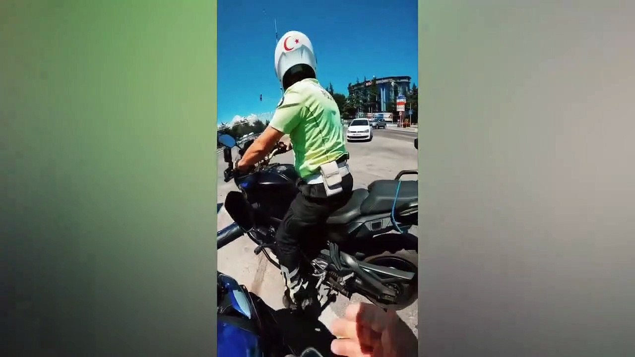Herkes ceza yazmasını bekledi ama trafik polisinin gence yaptığı konuşma herkesi duygulandırdı