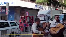 Un grupo de mariachis canta frente a la sede del PP en Génova un narcocorrido