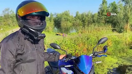 Trafik polisinden hız yapan motosikletliye baba gibi öğütler: 'Ölürsen anne ve babana biz ne diyeceğiz'