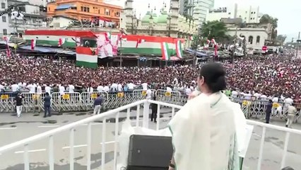 बरसते पानी में पार्टी समर्थकों को ममता दीदी ने दिया संदेश