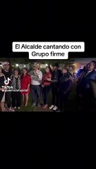 Alcalde Jorge Aldana sorprende al cantar junto a Grupo Firme en Tegucigalpa