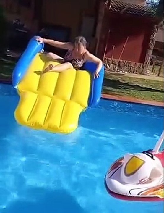 Grand-mère descend le toboggan