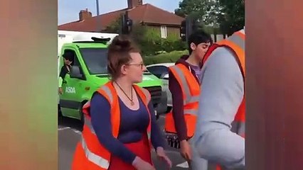 Les militants du climat qui ont bloqué la route n'ont pas permis à la mère qui a tenté d'amener son enfant à l'hôpital