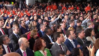 Lula assina decreto para limitar acesso a armas e munições