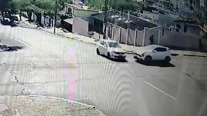 Câmera registra momento em que dois veículos colidem no Centro