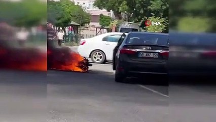 Yol ortasında alev alan motosiklet patlayarak kül oldu