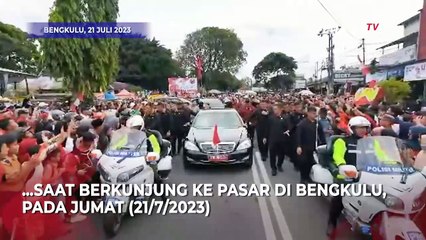 Kala Paspampres Berjajar Rapi Jalan Kaki saat Kawal Jokowi di Bengkulu