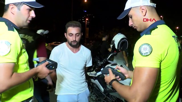 DUR İHTARINA UYMAYAN ALKOLLÜ SÜRÜCÜ, MOTOSİKLETİNİ POLİS VE YAYALARIN ÜZERİNE SÜRDÜ