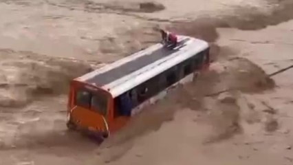 यूपी रोडवेज की बस नदी के सैलाब में फंसी, कमजोर दिल वाले न देखें ये वीडियो