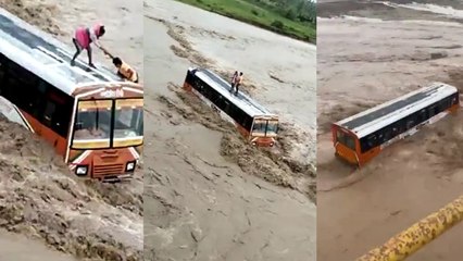 हरिद्वार जा रही बस कोटावाली नदी की उफनती धारा में फंसी, JCB की मदद से 14 यात्रियों का किया रेस्क्यू