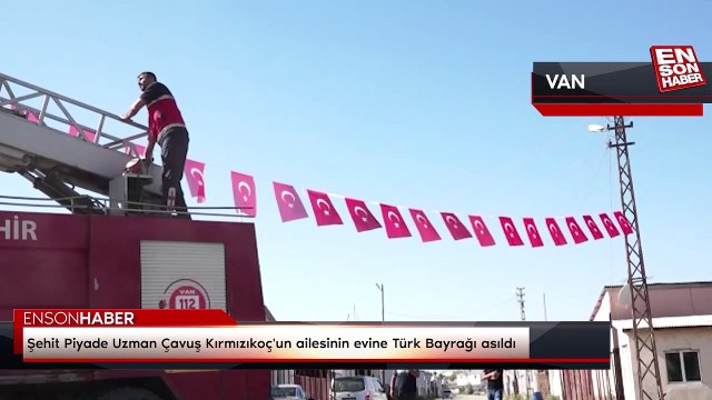 Şehit Piyade Uzman Çavuş Kırmızıkoç'un ailesinin evine Türk Bayrağı asıldı