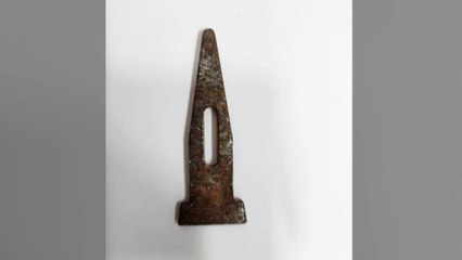 충북 충주에서 도로에 떨어진 쇳조각에 차량 15대 타이어 찢어져 / YTN