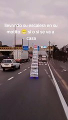 "En Perú nunca te aburres": Motociclista transporta una escalera en plena pista