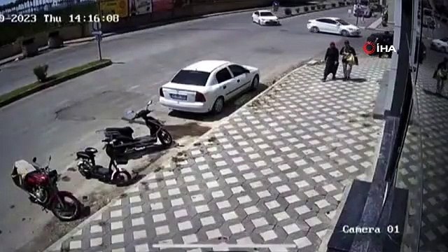 Sürücünün dikkati faciayı önledi: Motosikletli gençler otomobile böyle çarptı