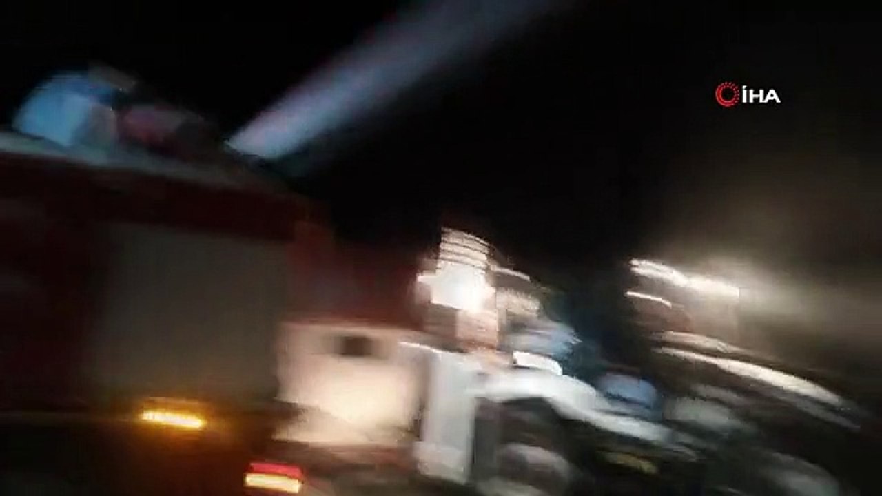 Bilecik'te at çiftliği yangınında soğutma işlemi devam ediyor