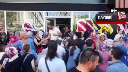 Kayseri'de indirimli ev eşyası satan mağazada izdiham
