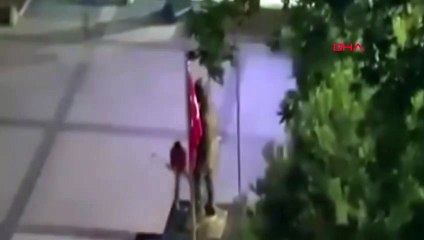 Des images de l'attaque de la statue d'Atatürk avec un marteau révélées à Akcaabat