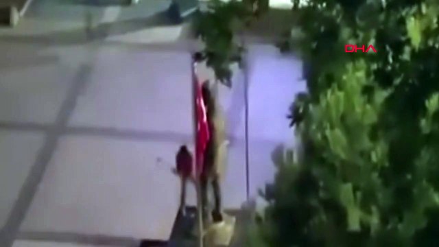 Trabzon'da Atatürk heykeline balyozlu saldırı! O anın görüntüleri de var