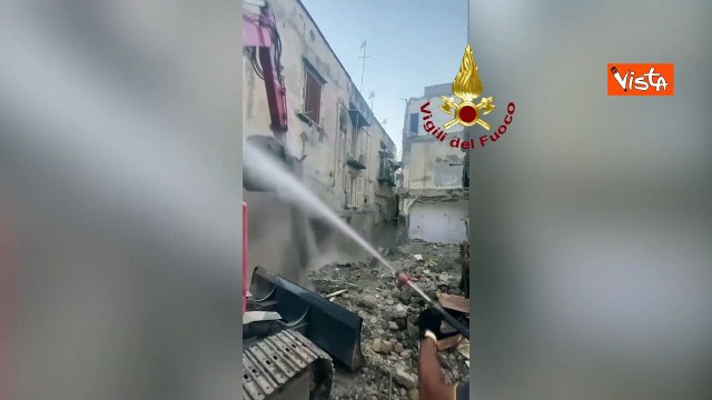 Crollo a Torre del Greco, Vigili del Fuoco al lavoro per la rimozione delle macerie