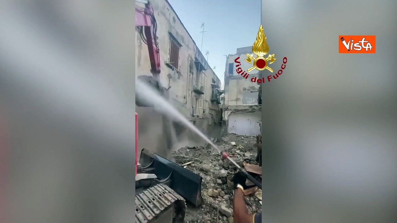 Crollo a Torre del Greco, Vigili del Fuoco al lavoro per la rimozione delle macerie