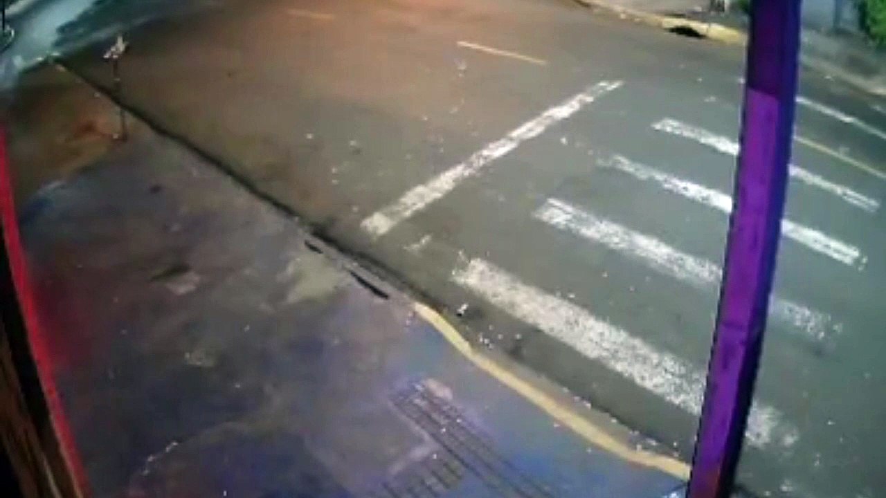 Motorista invade calçada e poste "salva" mulher em Apucarana