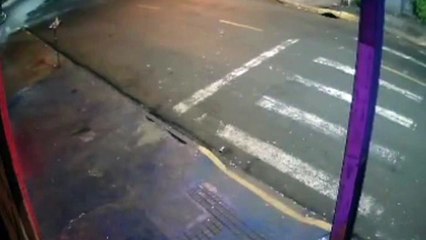 Motorista invade calçada e poste "salva" mulher em Apucarana