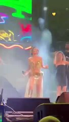 Simge Sağın n'a jamais été aimé avec sa tenue de scène ! Les téléspectateurs le comparent à un sapin de Noël