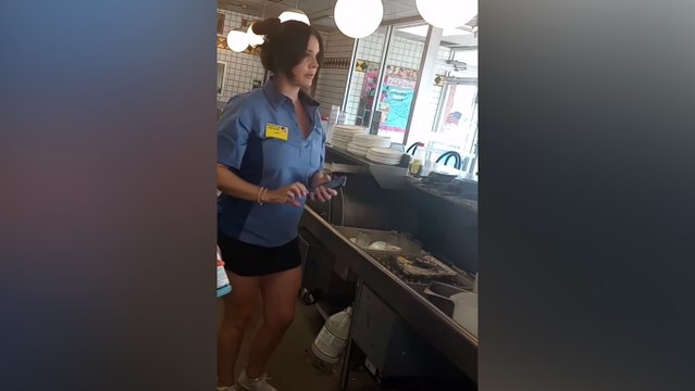 Ünlü şarkıcı Lana Del Rey garson oldu, hayranları şaşırdı