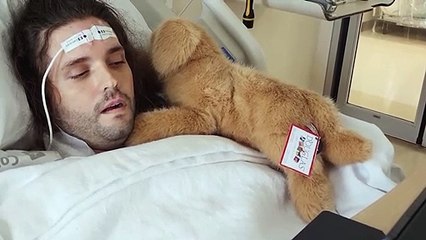 Une seule piqûre de puce a mis le grand homme sur le lit ! Ne peut plus utiliser les mains et les pieds