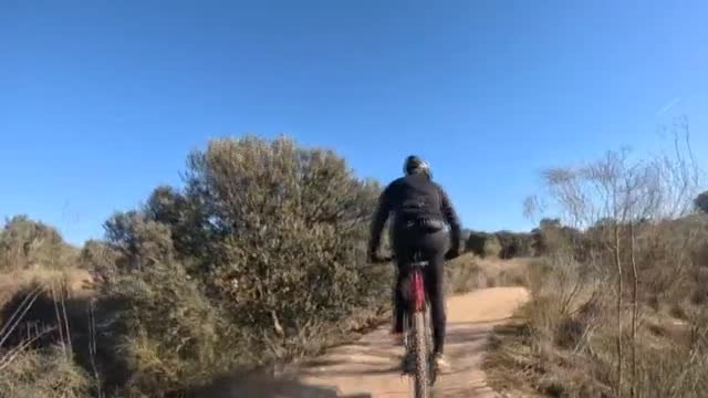 Sánchez aprovecha la jornada de reflexión para montar en bicicleta por la sierra de Madrid