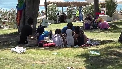 Descargar video: Antalya'da Sıcaktan Bunalanlar Konyaaltı Sahili'ne Akın Etti