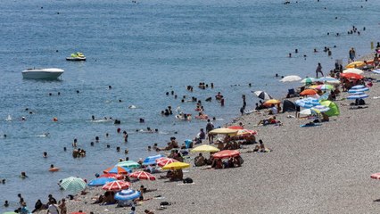 Sıcaklık 44 dereceyi bulunca serinlemek için sahile koştular